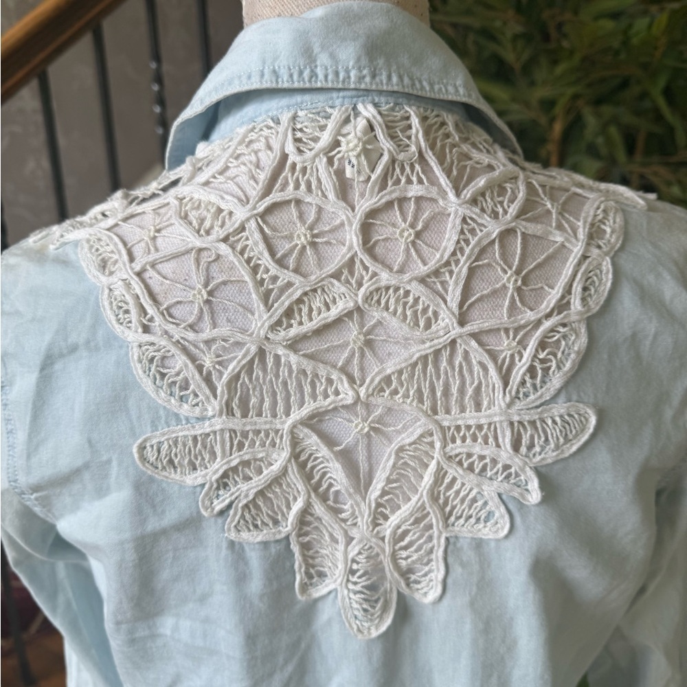 Aeropostale ladies, long sleeve shirt, extra small, good condition crocheted
